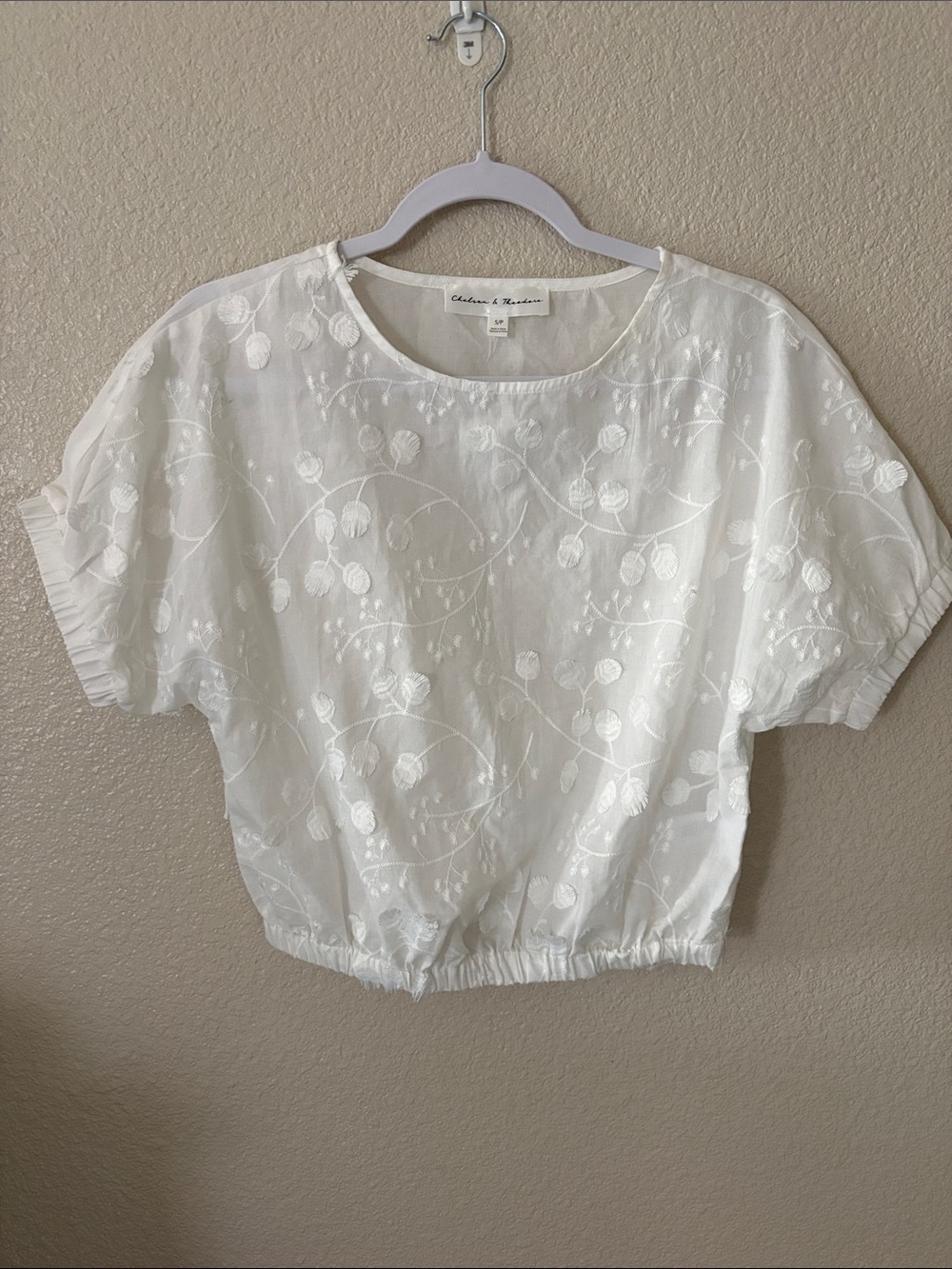 Chelsea & Theodore White Embroidered Cropped Blouse